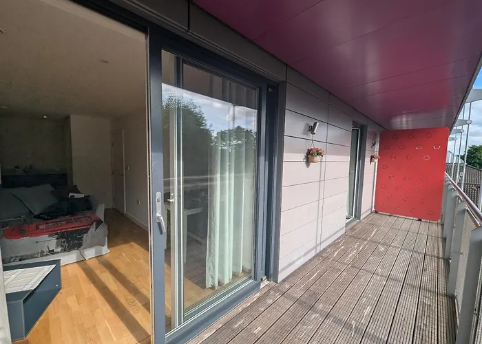 Modern London Apartment Near Greenwich - Rooftop City View